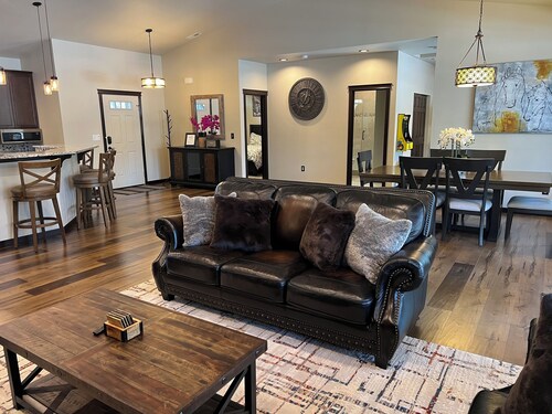 Cozy 2+ bedroom riverfront house in tranquil Cle Elum. Your home away from home.