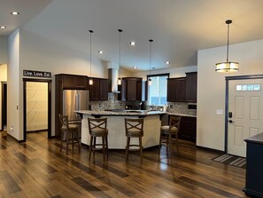 Frigorífico, microondas, horno y placa de cocina