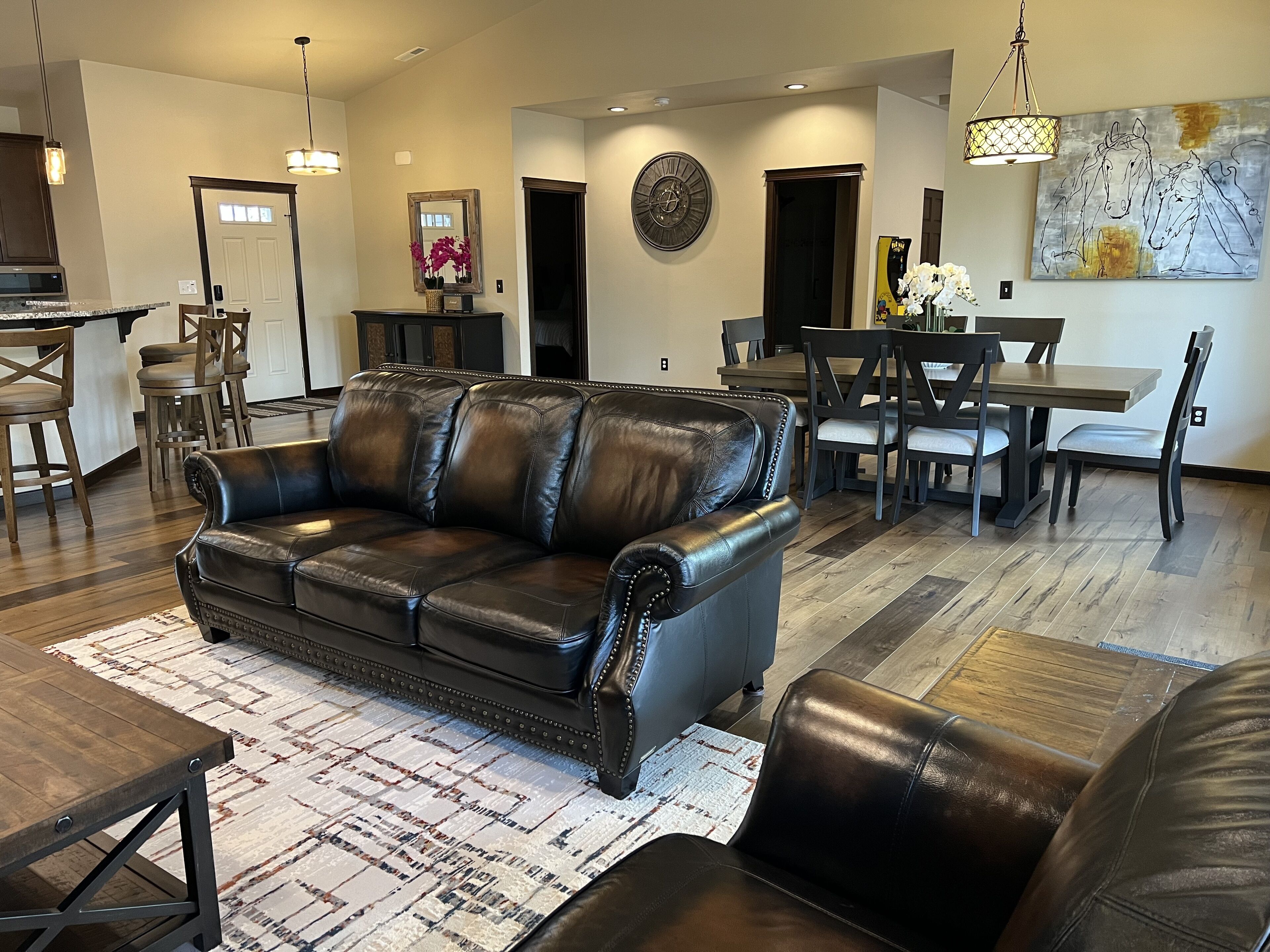 Cozy 2+ bedroom riverfront house in tranquil Cle Elum. Your home away from home.