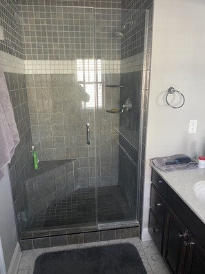 Dusche, Haartrockner, Handtücher, Toilettenpapier