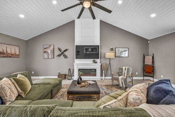 Smart TV, fireplace