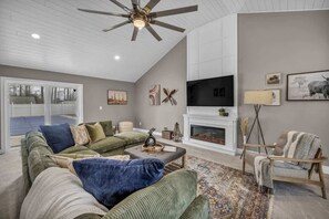 Älytelevisio, takka, työhuone