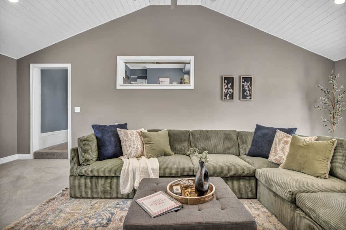 Smart TV, chimenea, futbolito, oficina