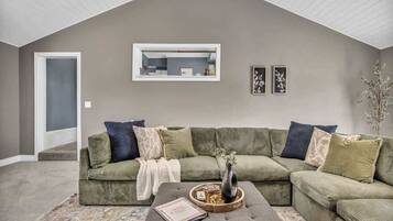 Smart TV, chimenea, futbolito, oficina