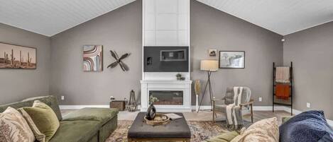 Smart-TV, Kamin, Arbeitsbereiche