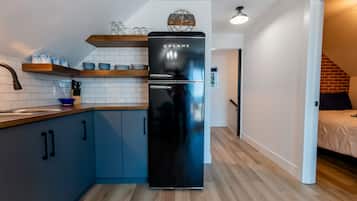 Oven, stovetop, cookware/dishes/utensils