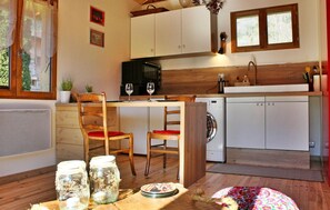 Réfrigérateur, un four, surface de cuisson, vaisselle et ustensiles