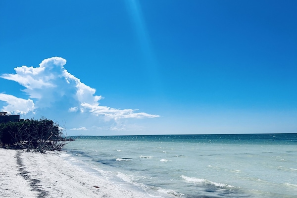 Una playa cerca, arena blanca