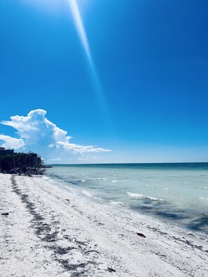 Una spiaggia nelle vicinanze, sabbia bianca