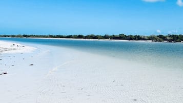 In Strandnähe, weißer Sandstrand