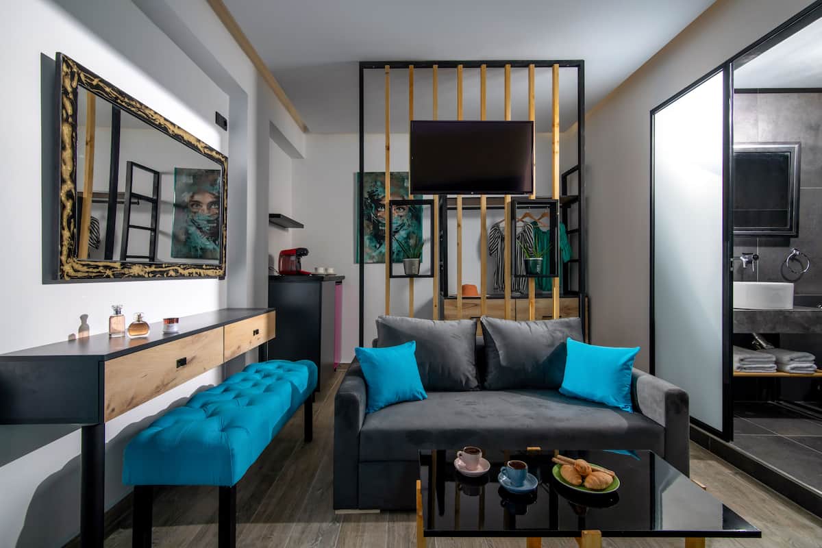 Deluxe Suite, 1 Queen Bed, Jetted Tub, Sea View | Living area | LED TV