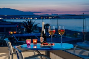 Deluxe-Suite, 1 Queen-Bett, Whirlpool, Meerblick | Terrasse/Patio