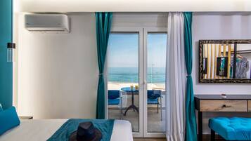 Deluxe Suite, 1 Queen Bed, Jetted Tub, Sea View | Terrace/patio