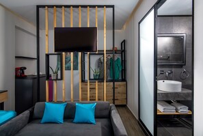 Suite Deluxe, 1 cama de matrimonio, bañera de hidromasaje, vistas al mar | Zona de estar | Una televisión LED
