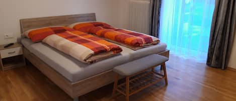 2 bedrooms, travel cot, WiFi, bed sheets
