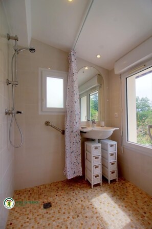 Shower - Gîte de la Vallombrée (TABANAC)