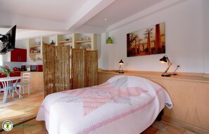 Iron/ironing board, travel cot, bed sheets - Gîte de la Vallombrée (TABANAC)