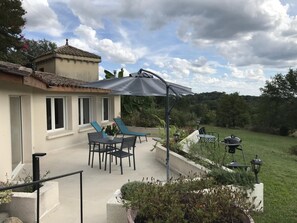 Outdoor dining - Gîte de la Vallombrée (TABANAC)