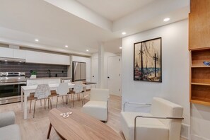 Interior - No. 2 Rosetree Suites - Stylish 3BR Home w/ Perfect Quiet Calgary Location (Calgary)