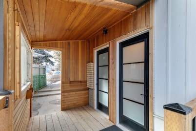 No. 2 Rosetree Suites - Stylish 3BR Home w/ Perfect Quiet Calgary Location