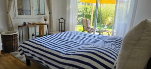3 bedrooms, iron/ironing board, travel cot, Internet
