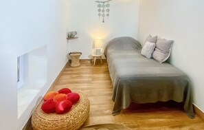 4 bedrooms, travel crib, free WiFi, bed sheets