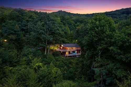 Fire Pit, Hot Tub and Amazing Views!