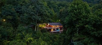 Fire Pit, Hot Tub and Amazing Views!