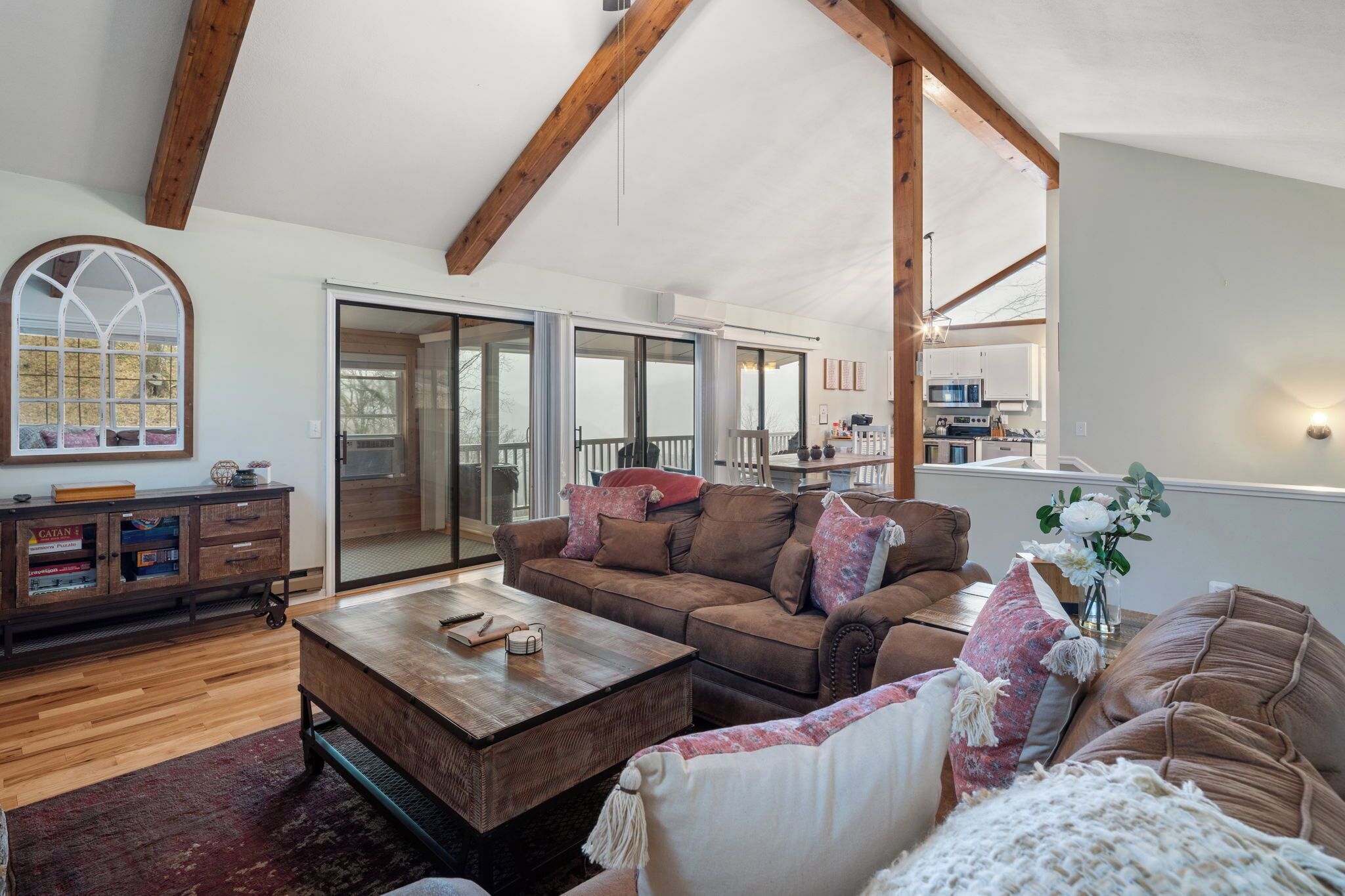 Smart TV, libros y oficina 