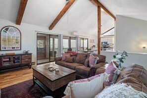 Smart-TV, Bücher, Arbeitsbereiche