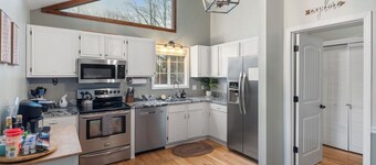 Fire Pit, Hot Tub and Amazing Views!