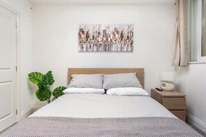 2 quartos, ferros/tábuas de passar roupa, berço de viagem