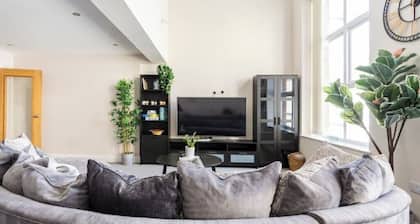 20 Metres from the world famous, Weymouth Beach! Modern, family size apartment.