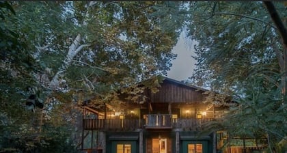 Spacious 5-bedroom Lodge nestled at the Gateway to the Sequoias.