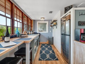 Refrigerador, microondas, horno, placa de cocina