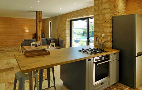 Een koelkast, een oven, een kookplaat, een vaatwasser