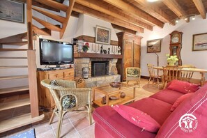 Een televisie, een open haard, een dvd-speler en een tafeltennistafel