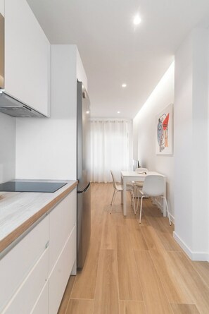 Microonde, piano cottura, macchina per tè/caffè