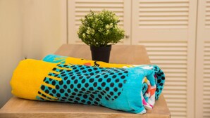 A wooden table with a colorful blanket and a potted plant. - Sunshine Paradise Villa (St. Ann's Bay)