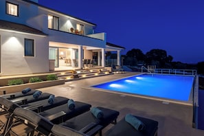 Pool - Big pool with counter current swimming system, family and pat friendly. (Labin)