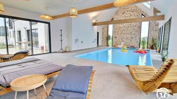 Een binnenzwembad en een verwarmd zwembad