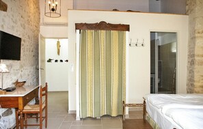 1 bedroom, travel cot, free WiFi, bed sheets - Stunning home in St-André-de-Roquepert. (St-André-de-Roquepert.)