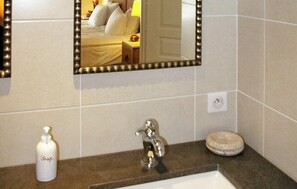 Shower - Stunning home in St-André-de-Roquepert. (St-André-de-Roquepert.)