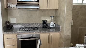 Een microgolfoven, een kookplaat, een vaatwasser, een blender