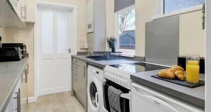 Stylish Modern House|Wifi & Smart TV|Free Parking