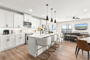 冷蔵庫、電子レンジ、オーブン、コンロ