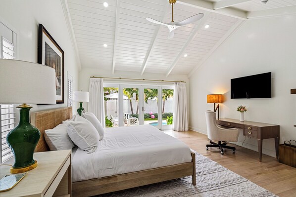 4 bedrooms, desk, iron/ironing board, travel crib - 2 Master Suites • Walkable • Near Beach (West Palm Beach)