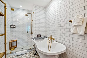 Shower, hair dryer, towels - West Palm 4BR • 2 King Suites • Heated Pool (West Palm Beach)