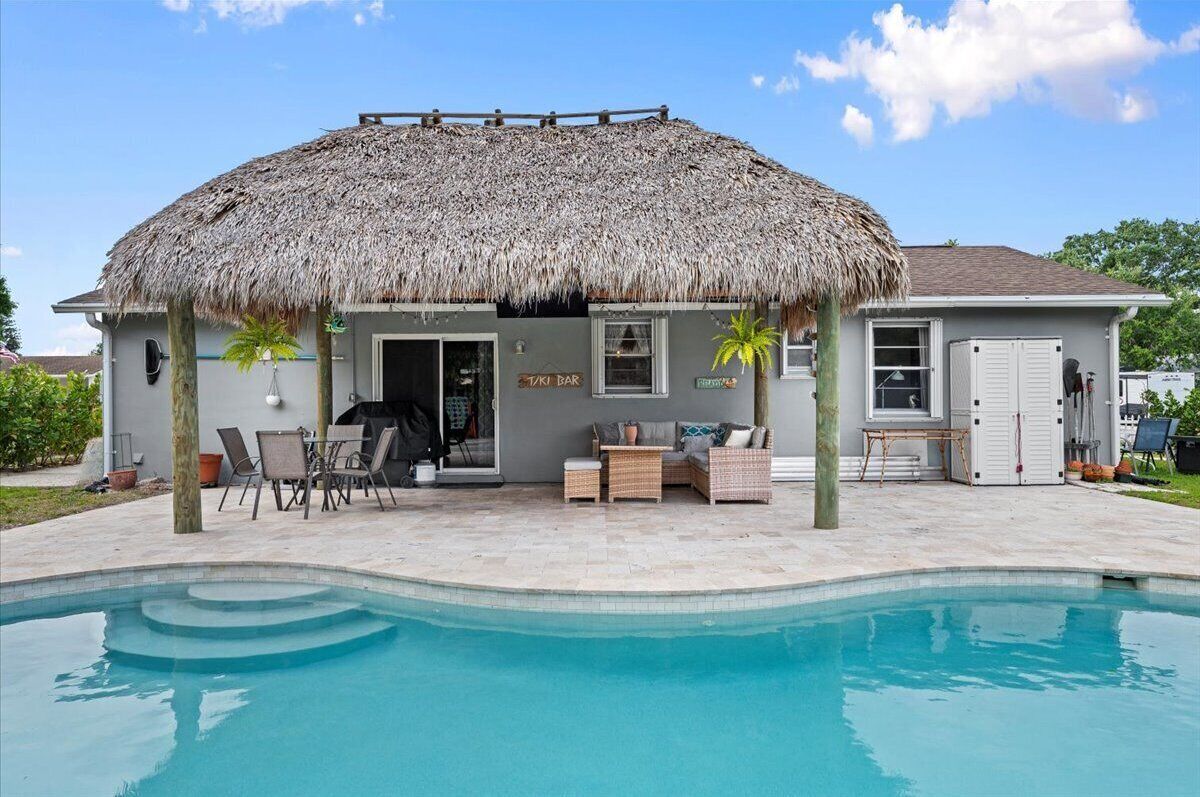Beachy Chic Bungalow - Pool Home with Tiki Hut Located in the Heart of Jupiter