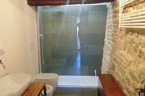 Douche, séchoir à cheveux, bidet, serviettes fournies